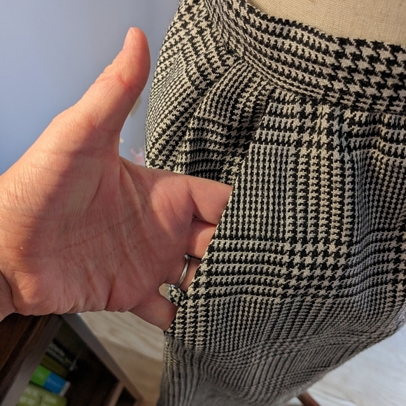 Vintage Houndstooth Skirt | The F.L. Collection | Black and White | Size 2 - Picture 7 of 7